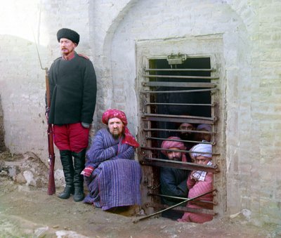 Prigione di Zindan, con detenuti e una guardia con fucile russo, uniforme e stivali, Asia Centrale, Impero Russo da Sergey Prokudin Gorsky